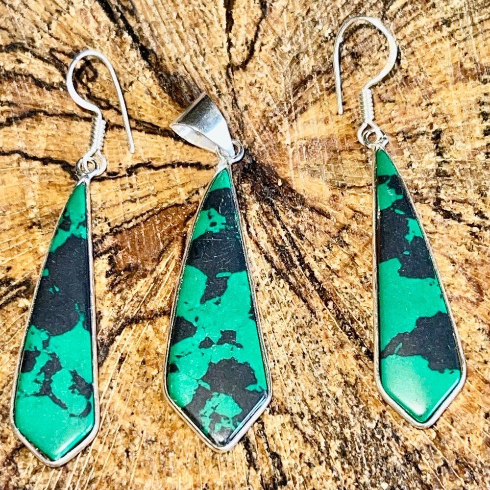 Green & Black Calsilica Pendant & Earrings